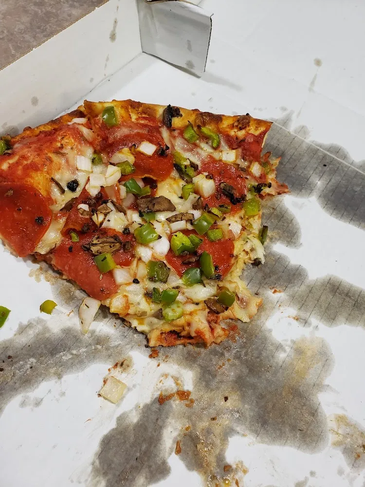 Pizza with Pepperoni Mushrooms Onions and Green Pepper